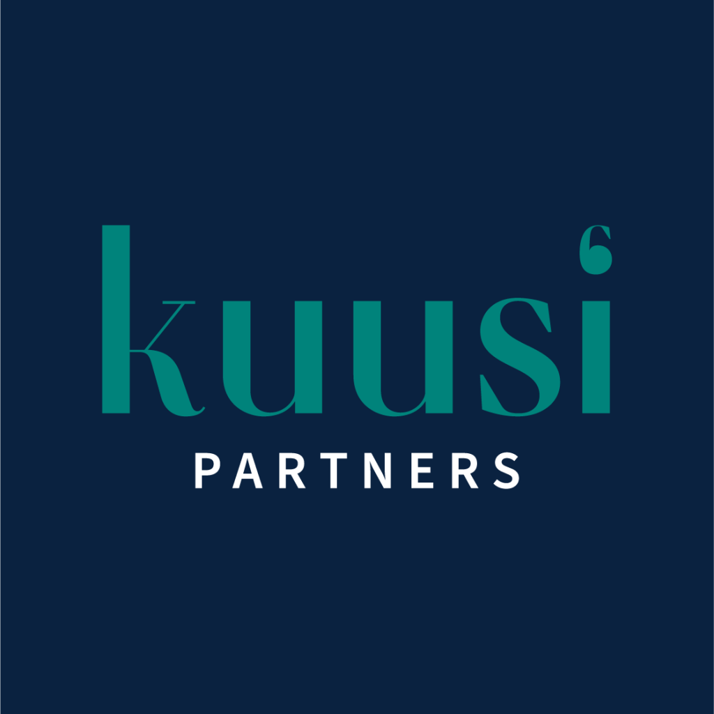 Kuusi Partners, logo sinisellä pohjalla