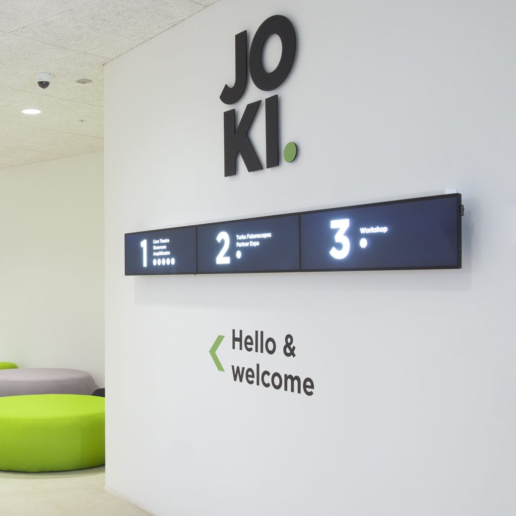 Vierailukeskus Joki toivottaa tervetulleeksi Hello & Welcome tekstin sekä animoitujen näyttöjen kera.
